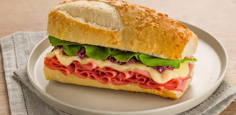 Baguete de Parmesão com Mortadela e Pasta Rústica de Azeitona Preta