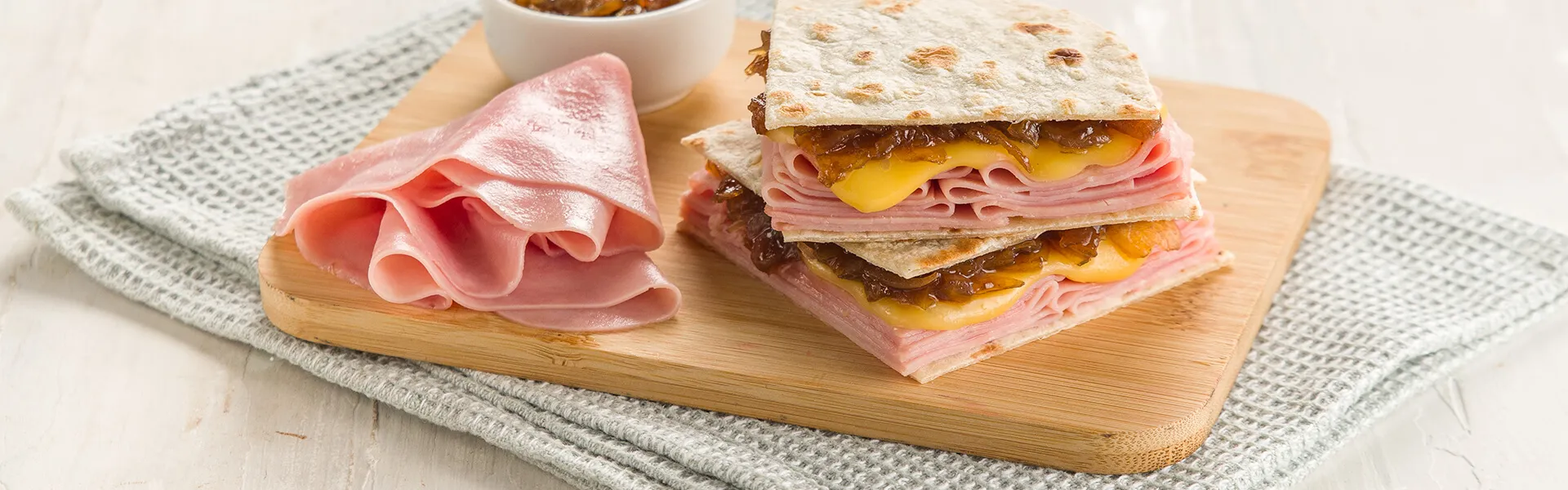 Wrap Tostado com Presunto Sadia, Queijo Prato e Cebola Caramelizada