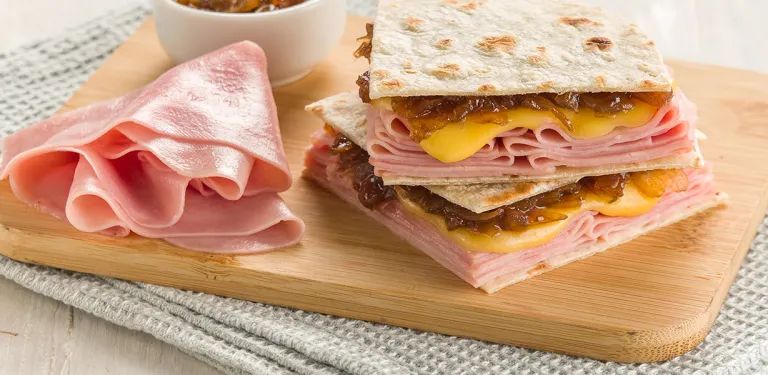 Wrap Tostado com Presunto Sadia, Queijo Prato e Cebola Caramelizada