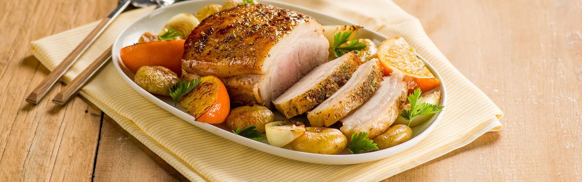 Pernil Suíno Sadia com Molho de Laranja e Batatas ao Murro (assa Fácil Sadia)