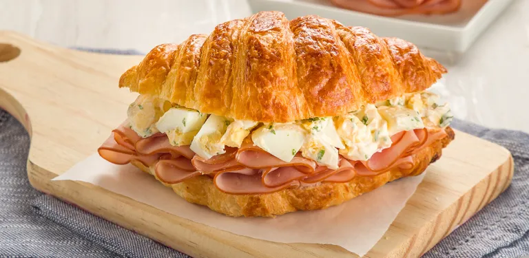 Croissant com Peito de Peru Sadia e Salada de Ovos