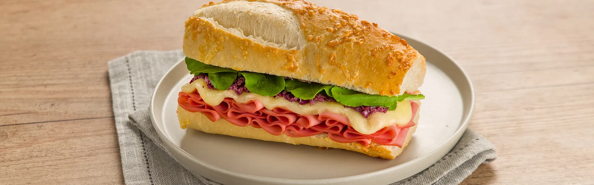 Baguete de Parmesão com Mortadela e Pasta Rústica de Azeitona Preta