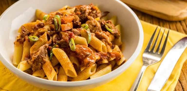 Macarrão com Carne Suína Desfiada