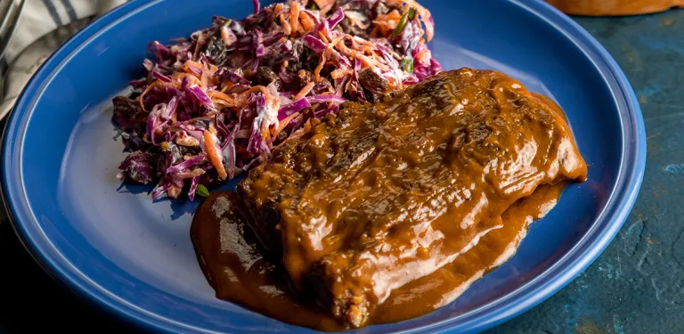 Costela Suína com Molho Barbecue e Salada Coleslaw
