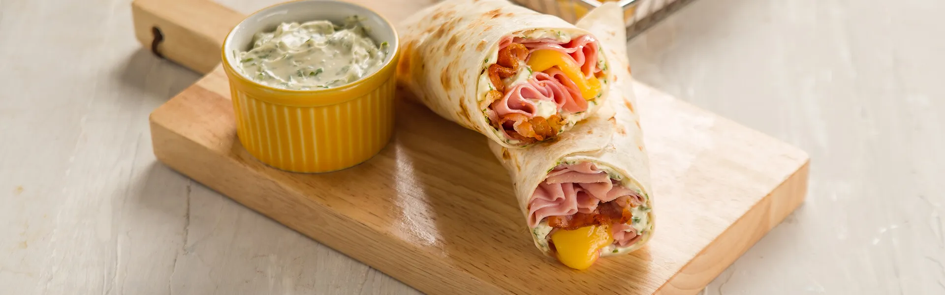 Wrap Quente de Presunto Sadia, Queijo Prato e Bacon, e Maionese Verde