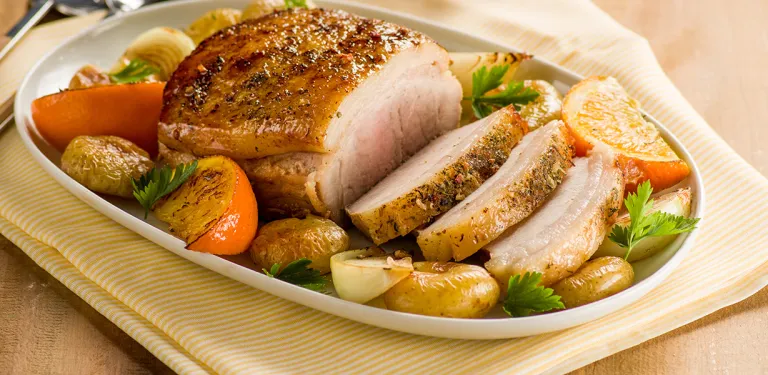 Pernil Suíno Sadia com Molho de Laranja e Batatas ao Murro (assa Fácil Sadia)