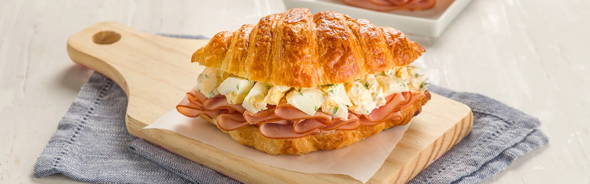 Croissant com Peito de Peru Sadia e Salada de Ovos