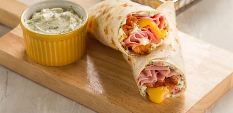 Wrap Quente de Presunto Sadia, Queijo Prato e Bacon, e Maionese Verde