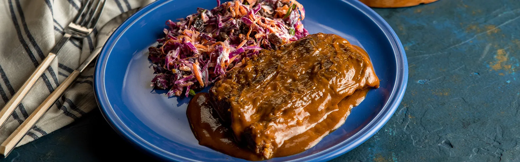 Costela Suína com Molho Barbecue e Salada Coleslaw